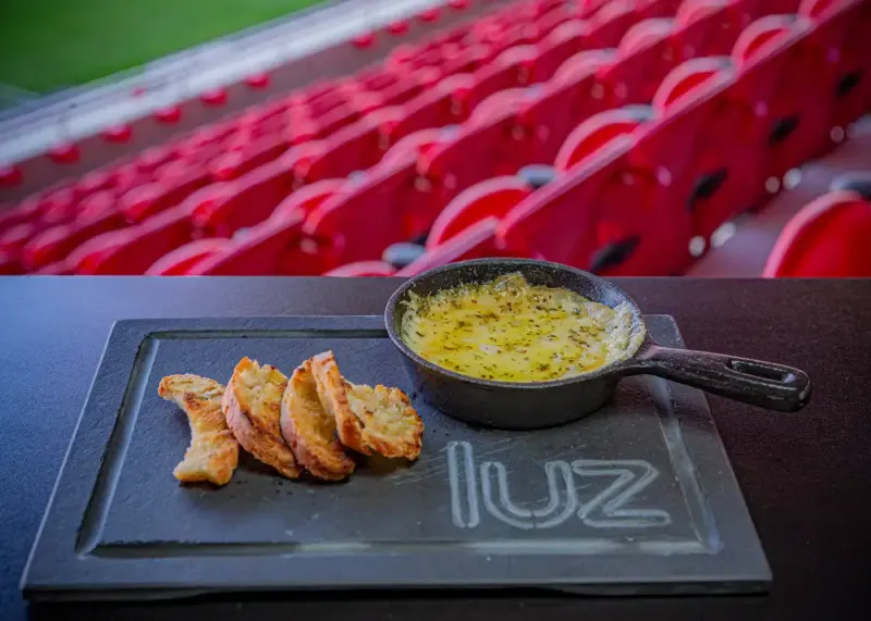 image 5 - Pacote para visita guiada ao museu e estádio, com cachecol e refeição Luz by Chakall.