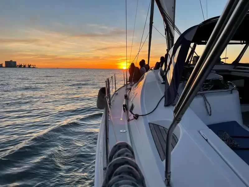 image 4 - Paseo privado en velero al atardecer en Lisboa