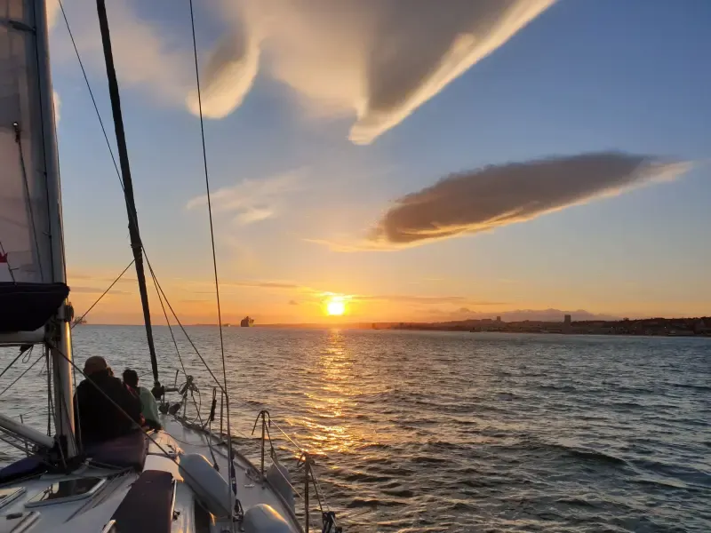 Passeio de barco diurno ou ao pôr do sol com história e vinho em Lisboa - 3