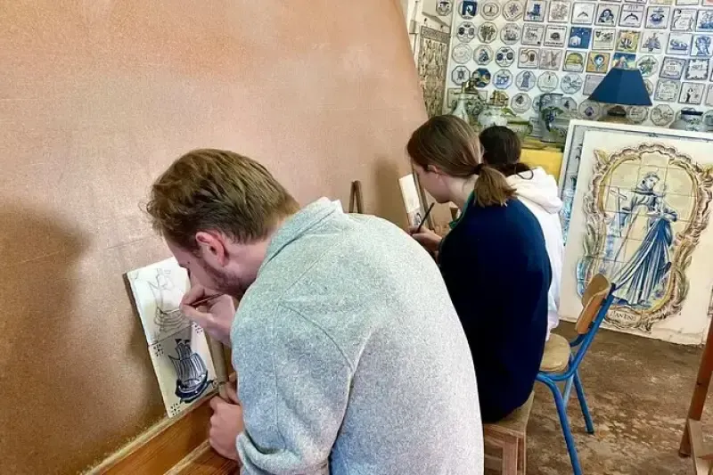 image 4 - Workshop exclusivo de pintura em azulejos com degustação de vinhos e tour privado por Sesimbra.