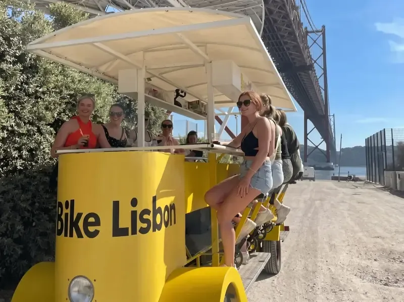 image 5 - Lisboa: Tour turístico en bicicleta de 1 hora con degustación de cerveza, sangría o vino.