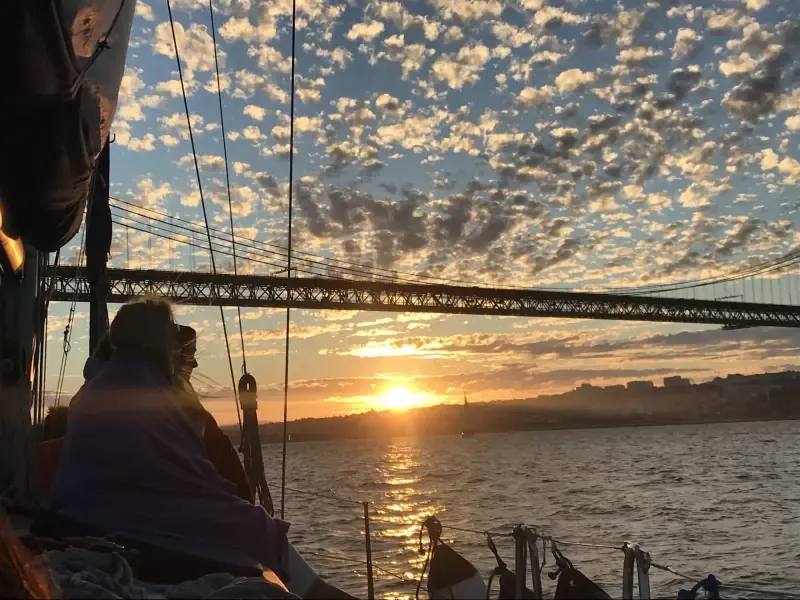 image 5 - Paseo privado en velero al atardecer en Lisboa