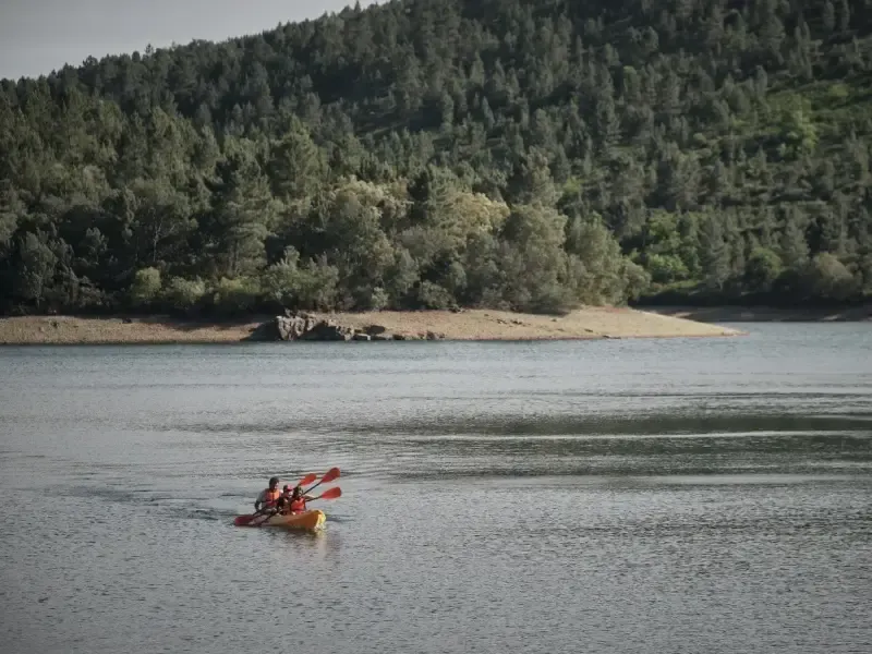 Vive experiências emocionantes em desportos aquáticos na bela barragem de Marvão. - 3