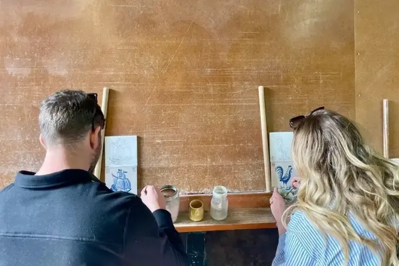 Workshop exclusivo de pintura em azulejos com degustação de vinhos e tour privado por Sesimbra. - 2