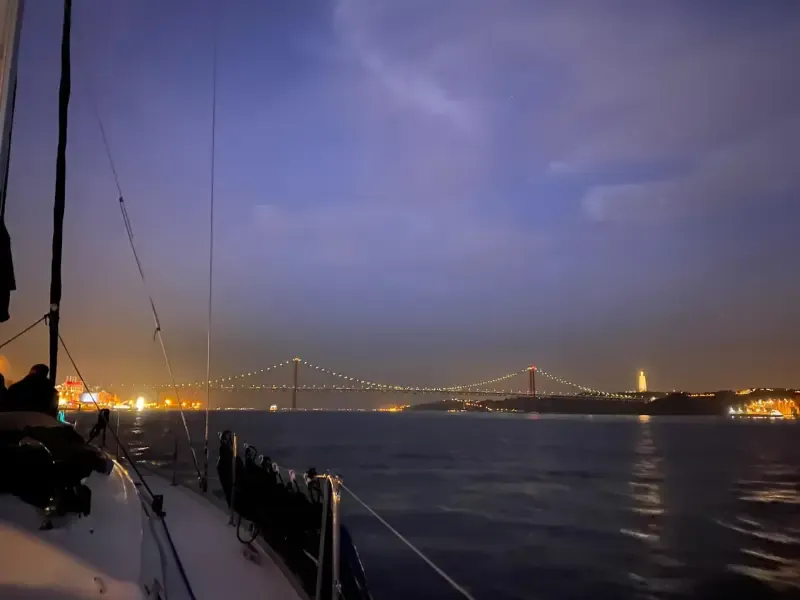 Passeio noturno de barco à vela em Lisboa - 2