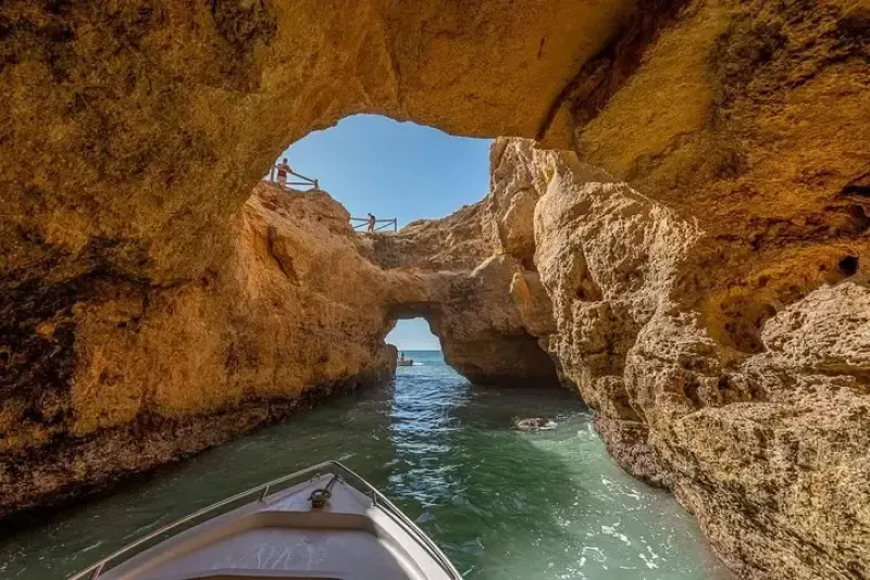 Excursão exclusiva e privada de barco às Grutas de Benagil e Marinha - 3