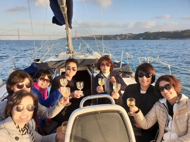 Passeio de barco diurno ou ao pôr do sol com história e vinho em Lisboa - Main