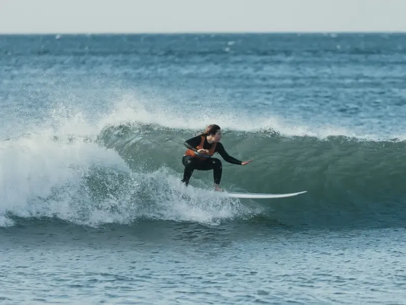 Únete a nuestras divertidas clases de surf en grupo en Lisboa - Main
