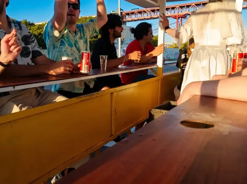 image 4 - Lisboa: Tour turístico en bicicleta de 1 hora con degustación de cerveza, sangría o vino.