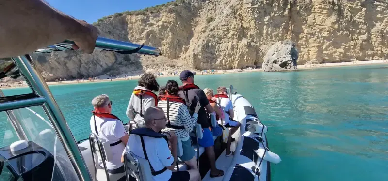 Passeio de barco pelas praias selvagens e cavernas de Sesimbra - Main