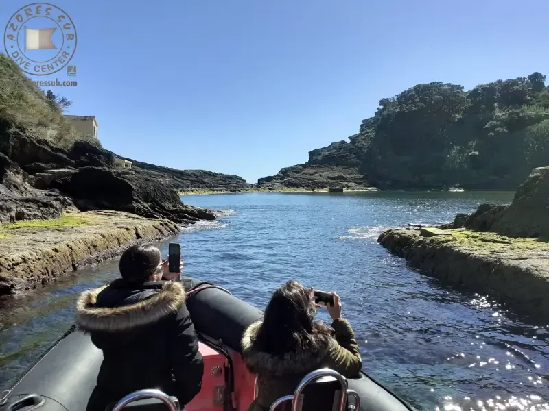 PASEO EN BARCO POR EL ISLOTE DE VILA FRANCA DO CAMPO EN LAS AZORES - 3