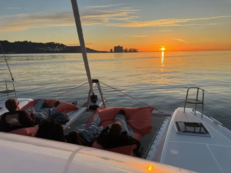image 4 - Passeio Privado de Catamarã de Luxo ao Pôr do Sol e Degustação de Vinhos