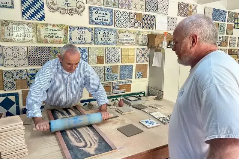 image 5 - Workshop exclusivo de pintura em azulejos com degustação de vinhos e tour privado por Sesimbra.