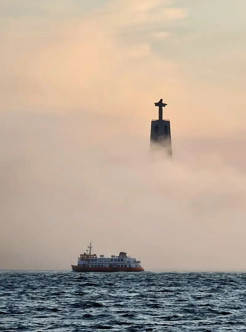 image 5 - Passeio de barco diurno em Lisboa com história e vinho.