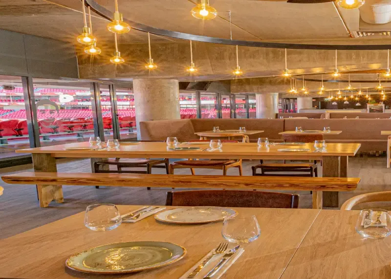 image 4 - Pacote para visita guiada ao museu e estádio, com cachecol e refeição Luz by Chakall.