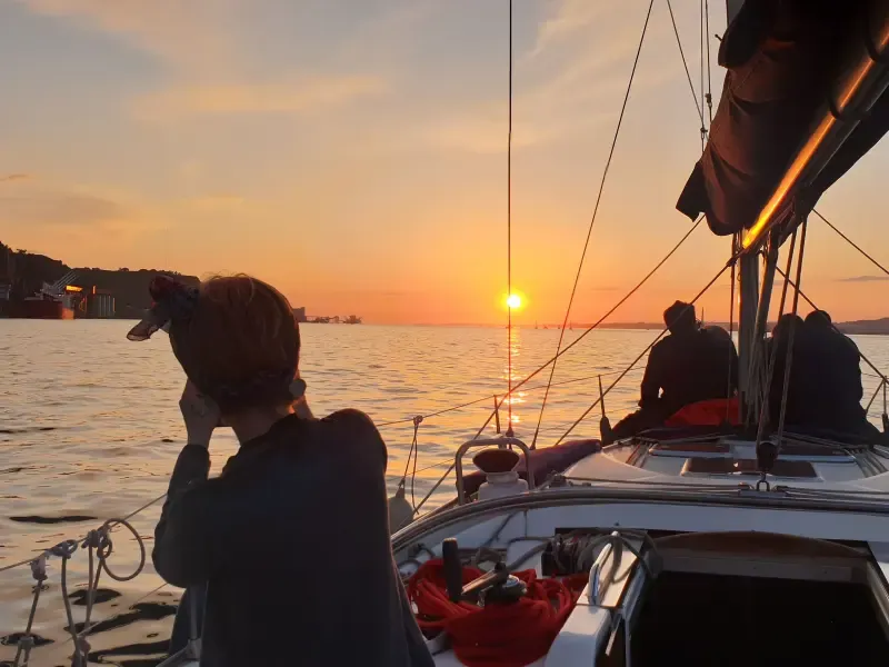 Passeio de barco diurno ou ao pôr do sol com história e vinho em Lisboa - 2