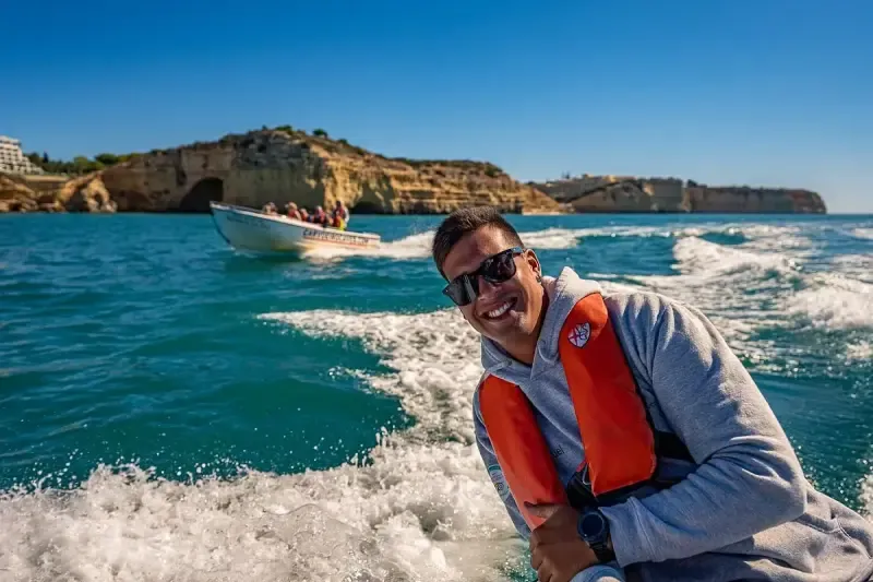 Excursão exclusiva e privada de barco às Grutas de Benagil e Marinha - Main