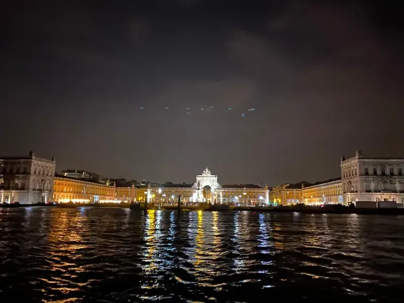 image 4 - Passeio noturno de barco à vela em Lisboa
