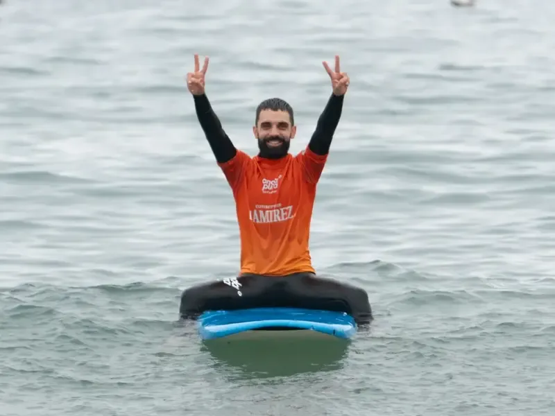 Aula de surf em grupo no Porto - Main