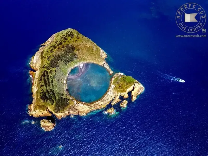 PASEO EN BARCO POR EL ISLOTE DE VILA FRANCA DO CAMPO EN LAS AZORES - Main
