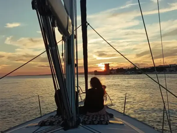 Paseo en barco al atardecer por Lisboa con vino local y dulces tradicionales.