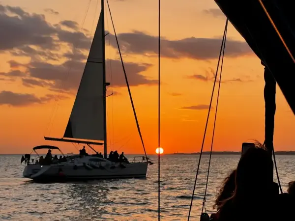 Excursión privada en velero al atardecer en Lisboa