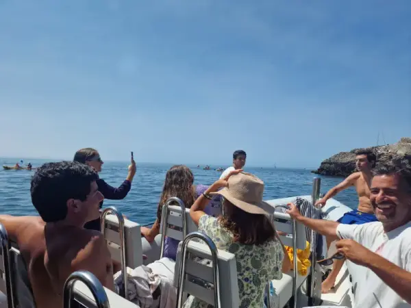Arrábida Coastal Boat Tour and Tasty Seafront Dining Experience