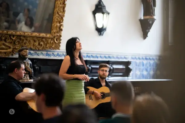 Oporto: Espectáculo de fado con visita guiada a un monasterio histórico