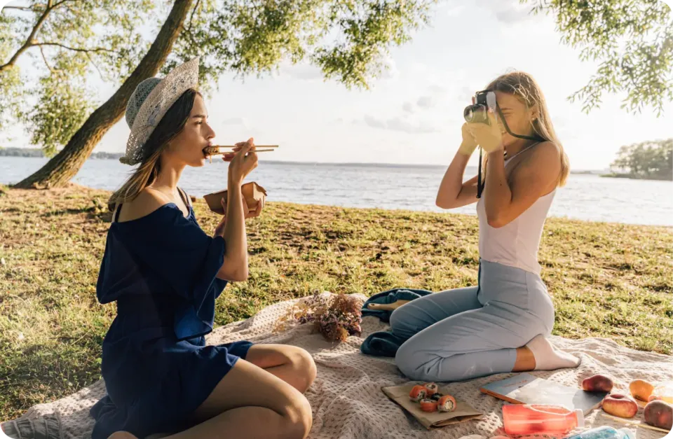 Creadora de contenido fotografiando una experiencia de viaje local en Portugal
