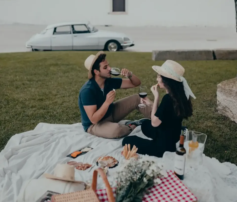 Viajeros disfrutando de un picnic junto al agua en Portugal