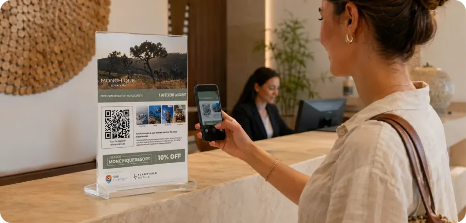 Huésped escaneando un código QR de SEE Countries en la recepción del hotel